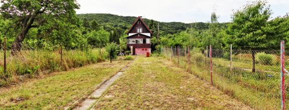 ABSOLUTE REAL / ZÁHRADA 437 m2, BRATISLAVA – DEVÍNSKA NOVÁ VES, Vukovárska ulica, elektrina, voda, oplotenie, chata
