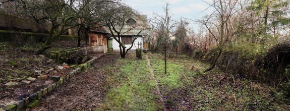 ABSOLUTE REAL / ZÁHRADA 364 m2, BRATISLAVA – DÚBRAVKA, Hanulova ulica, elektrina, mestská voda, oplotenie, chata