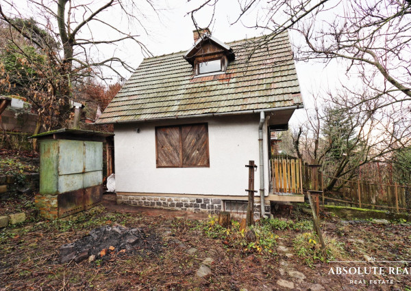 ABSOLUTE REAL / ZÁHRADA 364 m2, BRATISLAVA – DÚBRAVKA, Hanulova ulica, elektrina, mestská voda, oplotenie, chata