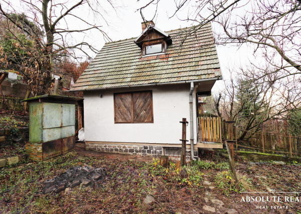 ABSOLUTE REAL / ZÁHRADA 364 m2, BRATISLAVA – DÚBRAVKA, Hanulova ulica, elektrina, mestská voda, oplotenie, chata