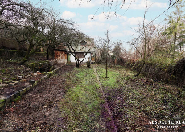 ABSOLUTE REAL / ZÁHRADA 364 m2, BRATISLAVA – DÚBRAVKA, Hanulova ulica, elektrina, mestská voda, oplotenie, chata