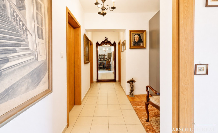 ABSOLUTE REAL / priestranný 3i byt v BA – Záhorská Bystrica, Bratislavská ulica, 93.6 m2, 2x balkón, pivnica, vnútorné garážové státie, kočikáreň, pavlač - fotografia 11