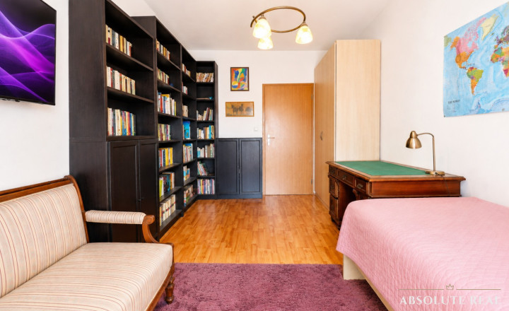 ABSOLUTE REAL / priestranný 3i byt v BA – Záhorská Bystrica, Bratislavská ulica, 93.6 m2, 2x balkón, pivnica, vnútorné garážové státie, kočikáreň, pavlač - fotografia 9