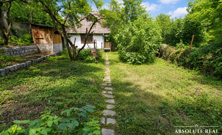 ABSOLUTE REAL / ZÁHRADA 364 m2, BRATISLAVA – DÚBRAVKA, Hanulova ulica, elektrina, mestská voda, oplotenie, chata