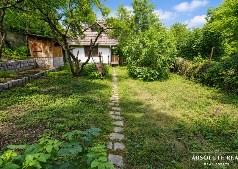 ABSOLUTE REAL / ZÁHRADA 364 m2, BRATISLAVA – DÚBRAVKA, Hanulova ulica, elektrina, mestská voda, oplotenie, chata